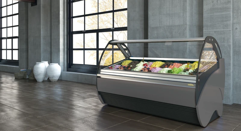 Tam yalıtım sağlayan poliüretan yekpare kasasının içinde 2 adet kompresör bulunur (16G ve üzeri), 2 ayrı soğutma sistemi; kompresörlerden bir adedinin arızalanması durumunda
dondurmalara müdahale için siz son kullanıcılara zaman kazandırır. Isıtmalı ve temperli ön ve yan camlar değişen dış hava koşullarından görüş açısının olumsuz etkilenmemesini sağlar.