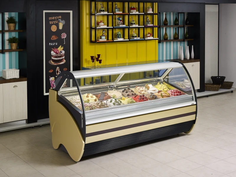 AÇILABİLİR ÖN CAM,
YÜKSEK YOĞUNLUKLU POLİÜRETAN YEKPARE İÇ YAPI