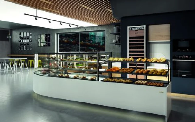 Tekerlek ve sabit ayakla üretilir.
Siyah serigrafi camlar.
Arka tarafı özel üretim sürgülü veya çarpma cam kapıdır. (Dik Cephe, Baklava ve Mayalı
hariç)
Soğutma Kapasitesi; +35°C derecede %60 nem ve ortam koşullarında test edilmiştir