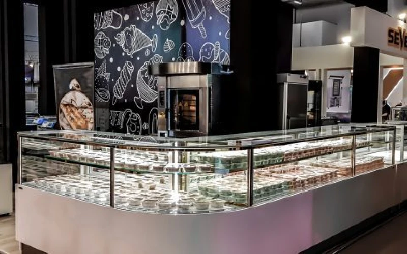 Ön cam sabit veya açılabilir. (Açılır cam sadece Barok Vision New Pasta’da mevcuttur.)
Rafsız veya Taban+ bir, iki veya üç raflı seçenekler.
Taban ve raflar parlak krom veya siyah mat krom.
Mat veya parlak cila RAL renk seçenekleri.