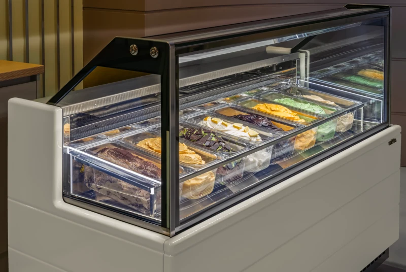 Yekpare poliüretan kasası ve yine poliüretandan üretilmiş yan panellerinin desteği ile küçük hacimde en üst seviye yalıtım ve soğutma performansı