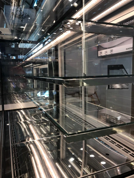 Ön cam sabit veya açılabilir. (Açılır cam sadece Barok Vision New Pasta’da mevcuttur.)
Rafsız veya Taban+ bir, iki veya üç raflı seçenekler.
Taban ve raflar parlak krom veya siyah mat krom.
Mat veya parlak cila RAL renk seçenekleri