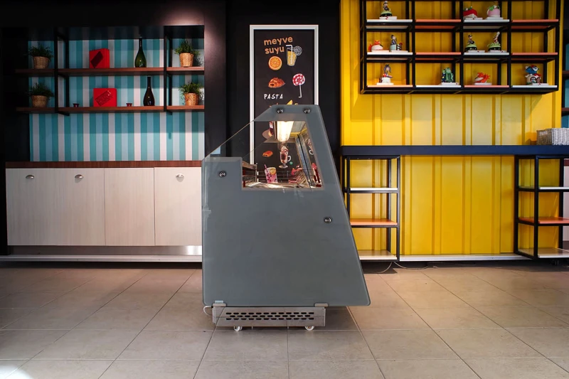 Poliüretan yekpare kasa.
LED aydınlatma.
RAL cila ön ve yan paneller.
Aydınlatmalı veya aydınlatmasız logo/yazı uygulamalı ön panel.
Frenli/frensiz tekerlek ve/veya sabit ayaklar.
Arka Pleksi cam sürgü kapı veya saran perde.
Dondurma küvetleri dahildir.
Soğutma Kapasitesi; +35 C derecede %60 nem koşullarında test edilmiştir.